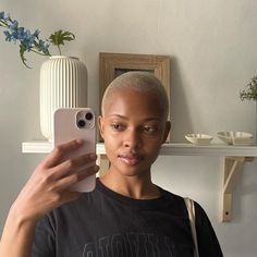 Short Hair Black Women Aesthetic, Blond Short Hair Black Women, Buzz Cut Black Women, Dyed Short Hair, Fade Haircut Women, Short Hair Afro, Buzz Cut Women