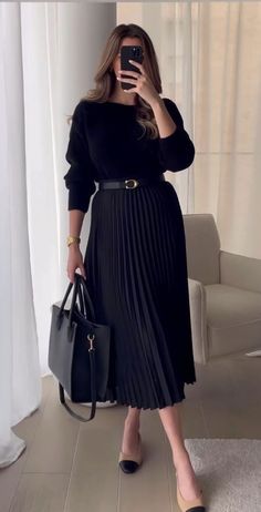 Outfit Formal Mujer, Rok Midi, Chic Office Wear, Stile Blair Waldorf, Adrette Outfits, Skirts Ideas, How To Wear Ankle Boots, Boots Outfit Ankle, Fest Outfits