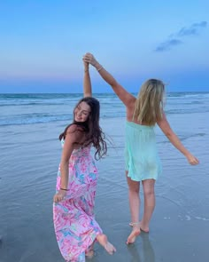 Beach Pics To Take With Your Bestie, Beach Poses With Friends Photo Ideas, Beach Picture Poses Friends Photo Ideas, Beach Photo With Bestie, Beach Pictures To Take With Best Friend, Pictures To Take At The Beach With Bff, Pictures To Take With Your Best Friend At The Beach, Bestie Inspo Pics, Beach Pics 2 People