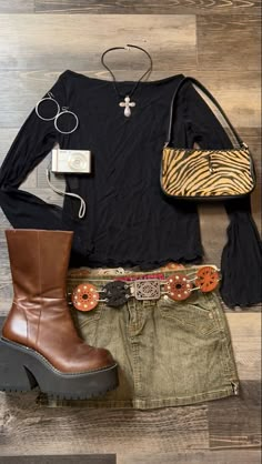 Grunge Tea Party Outfit, Tshirt Going Out Outfit, Outfit Ideas With Brown Boots, Gregory Alan Isakov Concert Outfit, Edgy Concert Outfit Ideas, Suki Waterhouse Concert Outfit, Gay Bar Outfit Women, Western Club Outfit, Clubbing Outfits Aesthetic