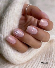 Knitted Nails Winter, Pink And Blue Snowflake Nails, Winter Nails 2023 Trends Snowflake, Winter Nails Snowflake Glitter, Pale Pink Winter Nails, Pink Ice Nails, Winter Nails Light Pink, Light Pink Snowflake Nails, Short Pink Winter Nails