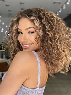 Highlight Colors For Curly Hair, Chemical Texture Hair, Curly Hair Color 2023 Trends, Dark Honey Blonde Hair Curly, Lived In Blonde Curly Hair, Curly Blonde Hair Highlights, Curly Hair Trends 2023, Blonde Curly Hair Color, Summer Curly Hair Color