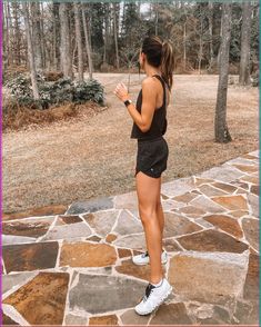 Runners Outfit Women, Runner Outfit Women, Lululemon Fits, Running Inspo, Cute Running Outfit, Sport Outfits Summer, Superstar Outfit, Running Aesthetic, Runners Outfit