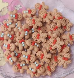 there are many cookies that look like teddy bears on the plate, with red and blue decorations