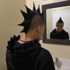 Hangodango on tiktok Medium Hair Thick, Punk Haircut, Punk Mohawk, Short Mohawk, Short Punk Hair, Mohawk Mullet, Short Bangs, Haircut Designs, Haircuts For Wavy Hair