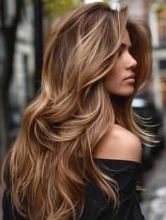 Balayage Long Hair: Stunning Color Patterns for Brunettes and Blondes 7cc Hair Color, Summer Long Hair Color, Before And After Highlights Brunettes, Long Blonde Highlighted Hair, Auburn Bayalage, Long Balayage Hair, Long Hair With Highlights, Hairdye Ideas, Blonde And Caramel