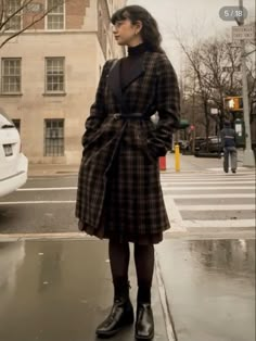 Dark Academia Punk Outfit, Dark Academia Dresses Formal, Journalist Outfit Aesthetic, Formal Dark Academia Outfit, French Fashion Women Parisians, Dark Academia Work Outfit, Vintage Elegant Outfits, Punk Academia Outfit, Dark Academia Dress