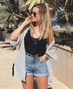 d961e9f236177d65d21100592edb0769desc51162121ri Jean Short Outfits, Denim Shorts Outfit, Tokyo Street Fashion, Grunge Style, Denim Shorts Women, Short En Jean, Mode Inspiration