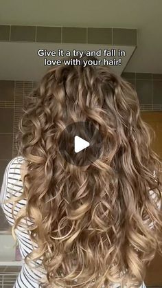 Zia 🥰 on Instagram: "Save this for your next curly wash day ✔️  This is my favourite wash day routine for greta results 🙌🏼   #curlywavywashday #wavywashday #ziasbowlmethod" Davines Curly Hair, Styling Curly Hair With Wet Brush, I Think I Have Curly Hair, How To Style My Wavy Hair, Fresh Washed Hair Hairstyles, Treluxe Routine, Products For Wavy Hair Natural Curls, After Shower Curly Hair Routine