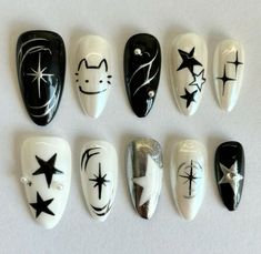 𝑑1𝑐𝑒𝑑𝑐𝑙𝑎𝑤𝑠 Kitty Cat Nails Design, Y2k Inspired Nails Black, Black Star Soul Eater Nails, Cute Nail Art Simple, Nail Art Themes Ideas, Nails Acrylic Cute Designs, Cat Theme Nails, Nail Ideas Sanrio, Nail Inspo Short Winter