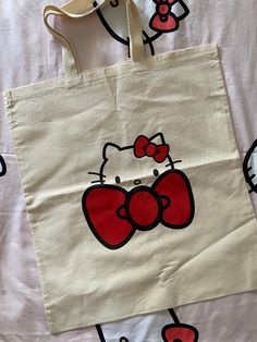 Eco Bag Aesthetic, Handpainted Totebag, Ecobag Design Ideas, Tote Bag Painting Ideas Easy, Diy Tote Bag Painting Ideas, Hello Kitty Tote Bag, Decorated Tote Bags, Diy Tote Bag Design