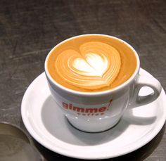 a cappuccino on a saucer with the word slimme written in it