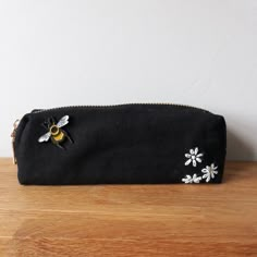 Pencil Pouch Embroidery, Black Pencil Pouch, Black Pencil Case Aesthetic, Pencil Pouch Design, Crochet Pencil Case Aesthetic, Pencil Pouch Ideas, Embroidery On Backpack, Embroidery Pencil Case, Pencil Pouch Aesthetic