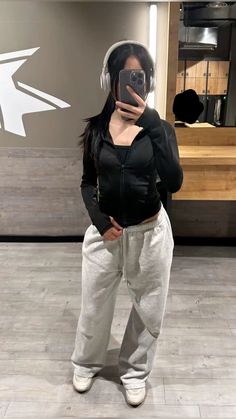 #gym #cute #gymlife #gymshark #gymcutegirloitfits Gym Outfits Cold Weather, Gym Fits Sweatpants, Gym Outfits Baggy, Comfy Gym Outfits For Women, Sweatpants Gym Outfit Women, Girly Gym Outfits, Gym Fits For Women, Sweatpants Workout Outfit, Mid Size Gym Outfit