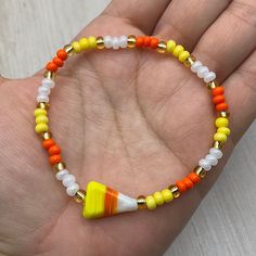 Cute Halloween Bracelet Ideas, Halloween Bracelet Ideas, Autumn Bracelet, Halloween Bracelet, Halloween Candy Corn, Bracelet Christmas, Bead Ideas, Halloween Jewelry, Glass Seed Beads