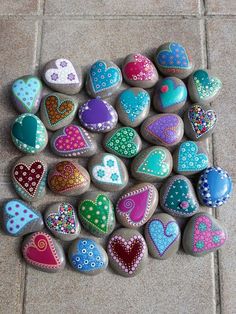 Rock Crafts Diy, Heart Shaped Rocks, Garden Rock Art, Mandala Painted Rocks, Mandala Rock Art, Rock And Pebbles