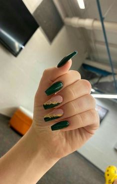 Green Nail With Gold Tip, Emerald Green Grad Nails, Emerald Green And Gold Nails Acrylic Almond, Dark Emerald Green Nails Acrylic Coffin, Emails Green Nails, Emerald Green Nails Acrylic Coffin Short, Dark Green And Gold Nails Designs, Green Nails Hoco, Nails Acrylic Green And Gold