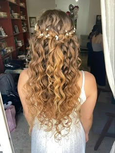 Curly Half Up Wedding Hairstyles, Prom Hairstyles For Long Curly Hair Natural, Curly Hair Down Wedding Styles, Bridesmaid Hair Ideas Down Curly, Curly Hair Ideas For Wedding, Wedding Hairstyles Natural Curls, Prom Hair Ideas For Curly Hair, Curly Hairstyles For Prom Curls