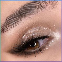 Sparkly Eyeshadow Tutorial, Christmas Eyeshadow Looks, Sparkly Eye Makeup, Makeup Looks Winter, Holiday Eye Makeup, Eye Makeup Guide, Glittery Eye Makeup, Christmas Eyeshadow, Silver Eye Makeup