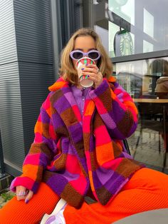 #orangepurple #colourmatch #coffeeaesthetic Mode Harajuku, Maximalist Fashion, Quilted Coats, Color Outfits, Purple And Orange, Quirky Fashion, Long Trench, Cold Weather Outfits, Claw Clips