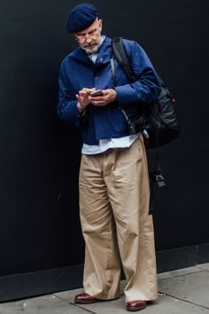 ワイドシルエットのチノパンに着目してメンズコーデをピックアップ！ Skater Style Men, Vintage Outfits Men, Old Man Fashion, Beige Chinos, Workwear Vintage, Mens Chino Pants, Hilarious Photos, Dad Fashion