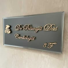 a sign that says dr bisuvit dag kohlhols on it