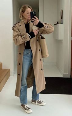 23+ Stylish and Easy Fall Outfits to Try in 2024 54 Transitional Outfits Winter To Spring, Trench Coat Outfit Ideas, Trench Coat Outfit Fall, Coat Outfit Ideas, Trench Coat Fall, Mode Mantel, Style Parisienne, Trench Coat Outfit, Simple Fall Outfits