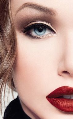 Fair Skin, thick eyeliner and rich red lips can be a fine line as, for example in this image, can make you look like a vampire. Victoria Secrets, Pale Skin, Bridal Beauty, Red Lipstick, Eye Make, 인물 사진