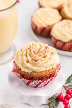 An Eggnog cupcake on a white cupcake stand Eggnog Buttercream, Cupcakes Christmas, Caramel Apple Dump Cake, Twice Baked Sweet Potatoes, Butter Pecan Cake, Thanksgiving Desserts Easy