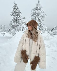 Mountain Outfit Winter, Winter Vacation Outfits, Winter Outfits Snow, Colorado Outfits, Mountain Outfit, New York Outfits, Ootd Winter, Snow Trip, Winter Photoshoot