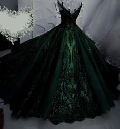 Recess Puffs, Quinceanera Green, Slytherin Dresses, Fantasy Vibes, Gaun Abad Pertengahan, Green Quince, Gala Ideas, Prom Inspo, Quinceanera Ideas