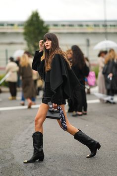 Fringe Cowboy Boots Outfit, Cowboy Boots Outfit Winter, Cowboy Boots Street Style, Parisian Chic Outfits, Black Cowboy Boots Outfit, Knee High Cowboy Boots, Black Western Boots, Chic Parisian Style