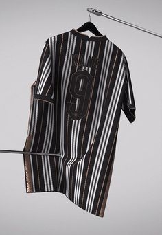 SETTPACE Produces Fourth England x Burberry Concept - SoccerBible Soccer Vintage, Sport Shirt Design, Sports Jersey Design, Jersey Football, Retro Sign, Fashion Man, Team Uniforms, Cuff Detail