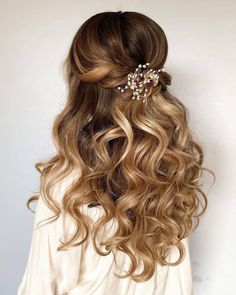 prom half up hairstyles Half Up Hair Do, Down Curly Hairstyles, Bridal Hair Half Up Half Down, Bridal Hair Half Up, Wedding Hairstyles And Makeup, Half Up Wedding Hair, Wedding Hair Half, Prom Hair Down, Quince Hairstyles