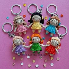 Crochet Keychains, Crochet Dolls Free Patterns, Crochet Keychain Pattern, Crochet Wedding, Crochet Flower Tutorial, Crochet Heart, Crochet Keychain, Knitted Dolls