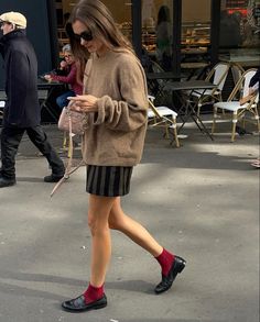 Red Sox Outfit, Fall Mini Skirt, Loafers With Socks, Red Socks, Loafers Outfit, Academia Outfits, Quoi Porter, Sock Outfits, Personal Style Inspiration