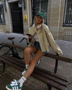 Outfits Con Rollazo, Green Glasses Outfit, Cashier Outfit, Gazzeleadidas Outfit, Green Sneakers Outfit, City Break Outfit Spring, Green Shoes Outfit, Chica Chola