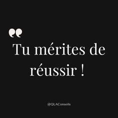 a black and white photo with the words tu merites de reussir on it