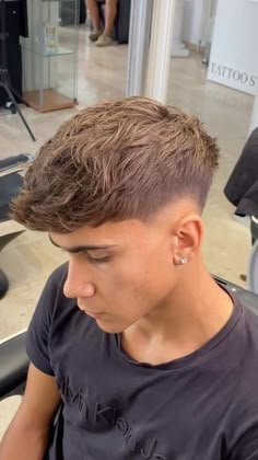 Dit is een mid taper fade en dan een kort dakje Mens Hairstyles Low Fade, Low Fade Cut, Barber Cut, Boys Cut, Boys Fade Haircut, Taper Fade Short Hair, Hairstyles Boys, Mid Fade Haircut, Barber Style