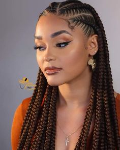 Clique 2x na Imagem e aprenda a ganhar dinheiro fazendo penteados femininos e lucrar alto com isso! #cabelos #penteados #penteadosfemininos #beleza #maquiagem #unhas #beauty #mulheres Feed In Braids Cornrows With Box Braids, Slanted Cornrows Braids, Formal Cornrow Hairstyles, Large Fulani Braids Hairstyles, Anahi Hair, Vacation Braids, Cornrows Ideas, Cornrow Hairstyle, Vacation Hair