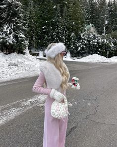 Snow Outfit Inspo, Boots Outfit For Women, Outfit Ideas Pink, Girly Winter, Faux Fur Outfit, Fur Outfit, Winter Outfits Snow, Aesthetic Sweaters, Hairstyles Winter