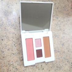 Everything You Need For A Beautiful Makeup Look In One Pallet! Blush Color- Pink Blush Bronzer Color - Sun-Kissed Eyeshadow Duo - Rose Wine Mirror Attached. Clinique Powder, Clinique Blush, Pallet Color, Clinique Chubby Stick, Black Honey, Clinique Makeup, Vintage Makeup, Makeup Bundles, Pink Blush