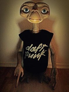 an alien is wearing a t - shirt with the word defy punk printed on it