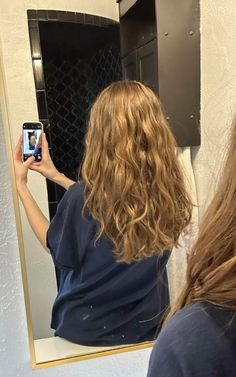 Full Wavy Hair, Long Layers With Face Framing Pieces Wavy Hair, Long Layers On Wavy Hair, Long Layers For Wavy Hair, Hair Without Styling, Long Naturally Wavy Hair, Dark Blonde Wavy Hair, Layers For Wavy Hair, Curly Mid Length Hair