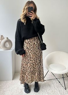 Long Cheetah Skirt Outfit, Aesthetic Mode, Leopard Skirt Outfit, Noir Aesthetic, Skirt Outfit Fall, Cheetah Skirt, Skirt Outfits Fall, Fall Chic, Winter Closet