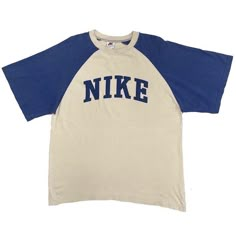 Typography T Shirt Design, A Typography, Outfit Retro, Mode Zara, Typography T Shirt, Baggy Pants, Swaggy Outfits, 가을 패션, Nike Shirts