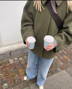 Model 90s, Elsa Steel, Throwback Fashion, Olive Green Coat, Iconic Fashion Moments, Fashion Boho Chic, Street Style Vintage, Ootd Aesthetic, Shoes Jeans