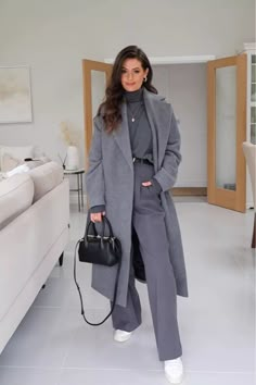 Belted Coat Outfit, Grey Coat Outfit Winter, Grey Coat Outfit, Wool Coat Outfit, Outfits Blazer, Coat Outfit Casual, Belted Wool Coat, Winter Coat Outfits, Color Outfits