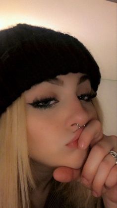 Beanie Makeup Looks, Women With Beanies, Light Grunge Makeup Looks, Grunge Makeup For Blondes, Blonde Grunge Makeup, Cute Y2k Makeup, Blonde Grunge Girl, Grunge Y2k Makeup, Skater Girl Makeup