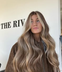 can we just take a second to appreciate how beautiful she is!? Diy Hair Remedies, Hair Formulas, December Hair, Mom Hair, Brunette Balayage, Dirty Blonde Hair, Boring Hair, Brunette Balayage Hair